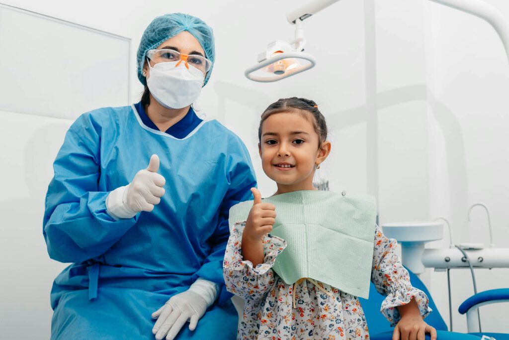 Com qual idade deve-se levar uma criança para consulta ao dentista? Qual a importancia dessa visita e quais os beneficios futuros.